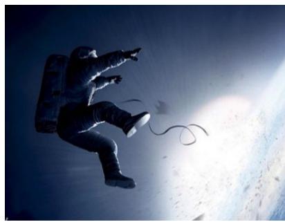 Imagen de un astronauta flotando en el espacio sobre la Tierra
