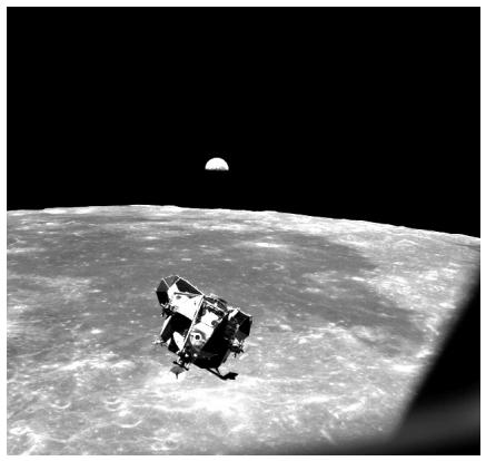 Módulo lunar sobre la superficie de la Luna con la Tierra al fondo