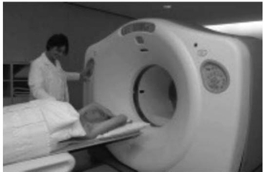 Paciente en una máquina de tomografía por emisión de positrones (TEP)