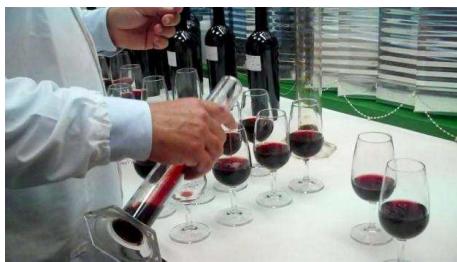 Análisis de vino tinto en un laboratorio.
