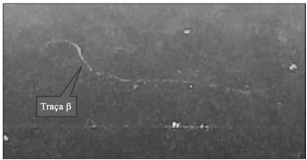 Fotografía de una cámara de niebla mostrando una traza beta.