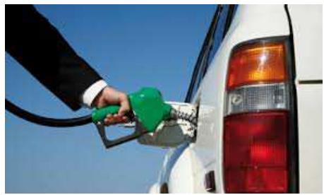 Persona repostando combustible en un vehículo.