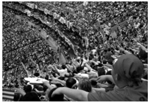 Fotografía de un público en un estadio realizando la ola.