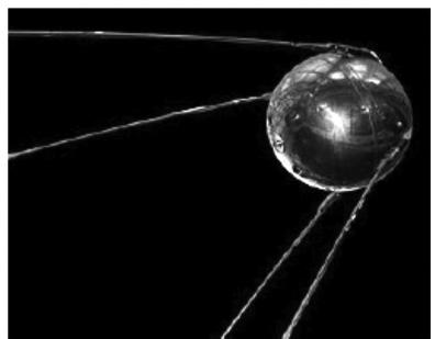 Réplica del satélite Sputnik 1 con sus antenas.