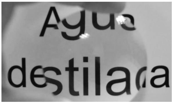 Imagen aumentada de un texto a través de una lente convergente