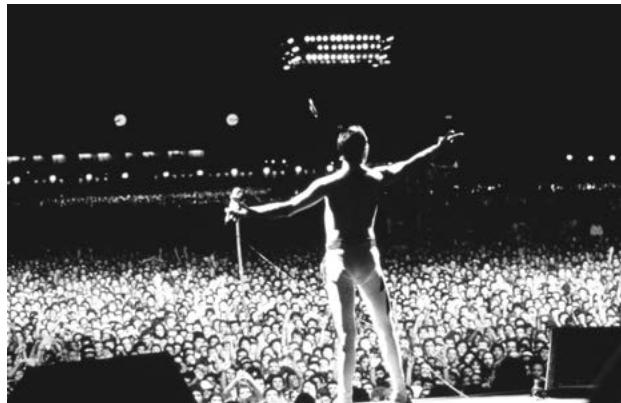 Freddie Mercury en un concierto multitudinario.