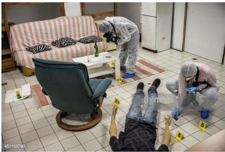 Recogida de muestras por parte de la policía científica.