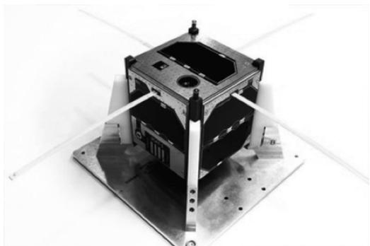 Fotografía del nanosatélite CubeCat-1.