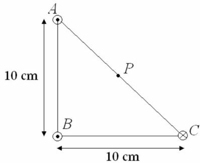 Triángulo rectángulo con cargas en los vértices A, B y C. Los catetos AB y BC miden 10 cm. El punto P está en la hipotenusa AC.