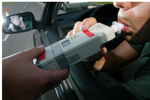 Imagen de un alcoholímetro siendo utilizado por un conductor.